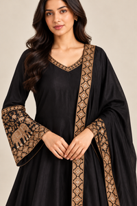 R46292 Black close-up