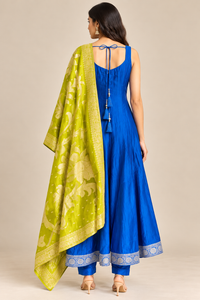 R46751 back pose